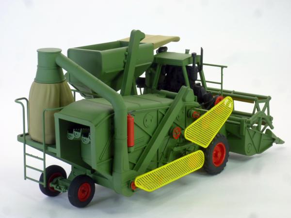 Mähdrescher E175 mit Spreusack oxidgrün  1:32